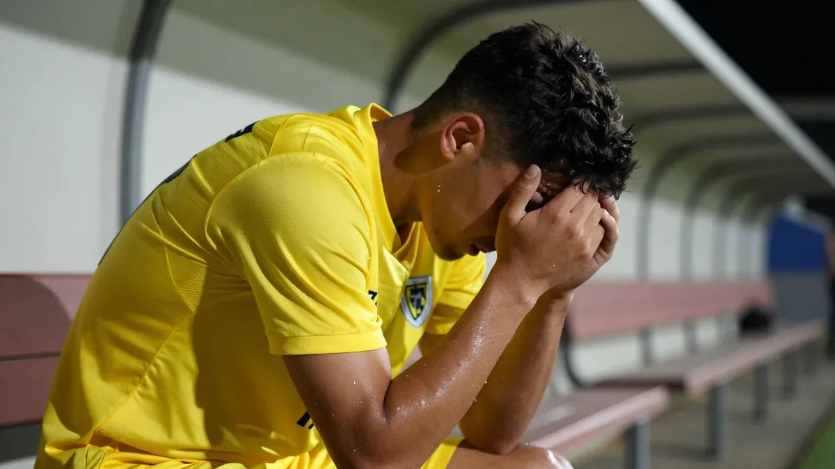 Borussia Dortmunds Trainer Niko Kovac steht hinter Samuele Inacio, der nach 200 Sekunden sein Bundesliga-Debüt mit einer...