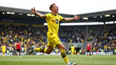 Borussia Dortmund setzt mit einem 3:0 in Paderborn seine makellose Saison fort und teilt sich mit Freiburg die...