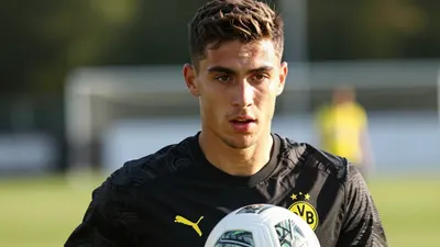 Borussia Dortmunds Mittelfeldspieler Felix Nmecha steht laut einem Bericht des Daily Express auf der Transferliste von...