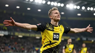 Borussia Dortmund gewinnt das Bundesliga-Saisoneröffnungsspiel gegen Hamburg 2:0, muss aber nach einer roten Karte für...